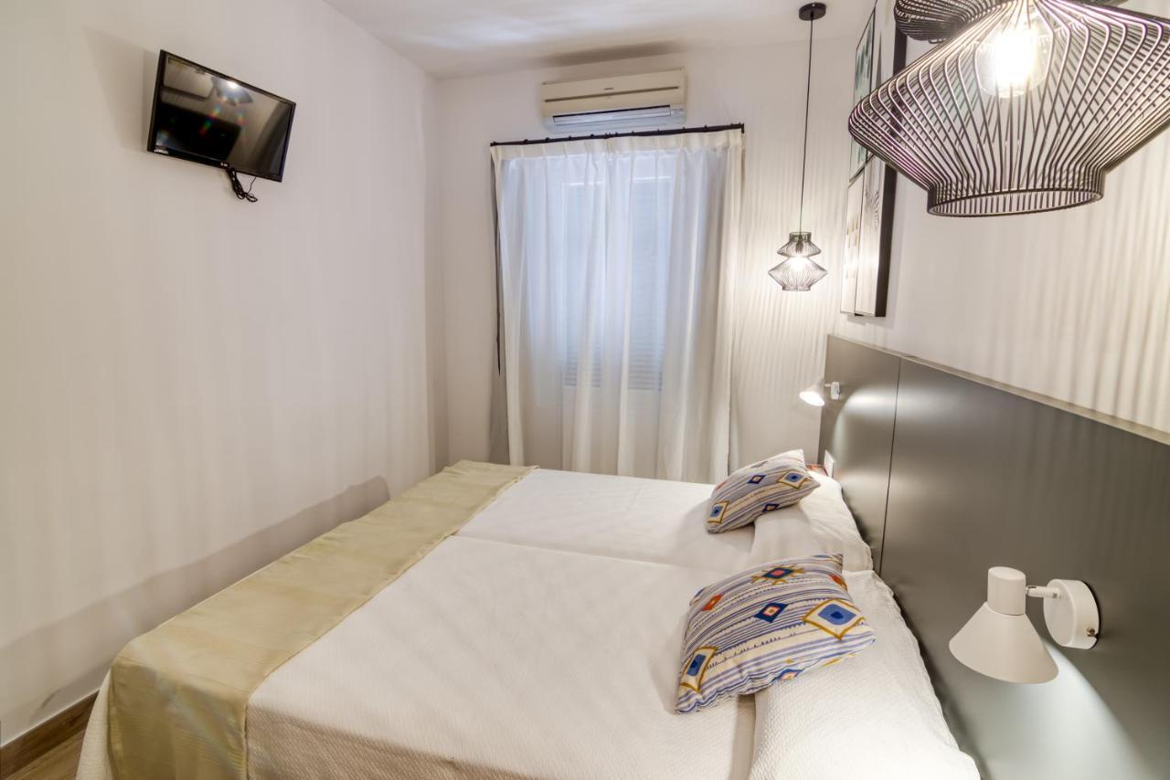 Hostal La Isla Mahon  Bagian luar foto