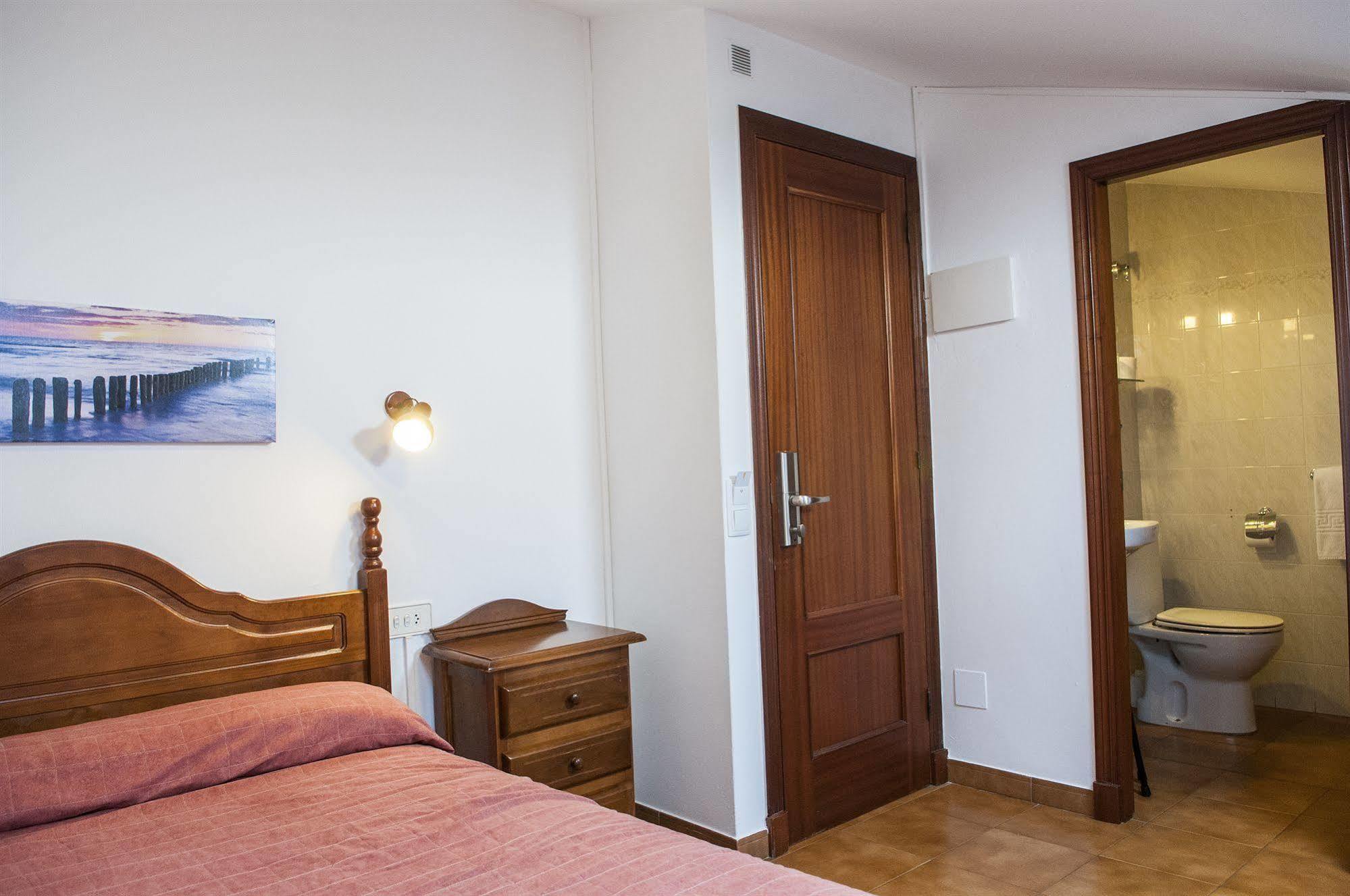 Hostal La Isla Mahon  Bagian luar foto