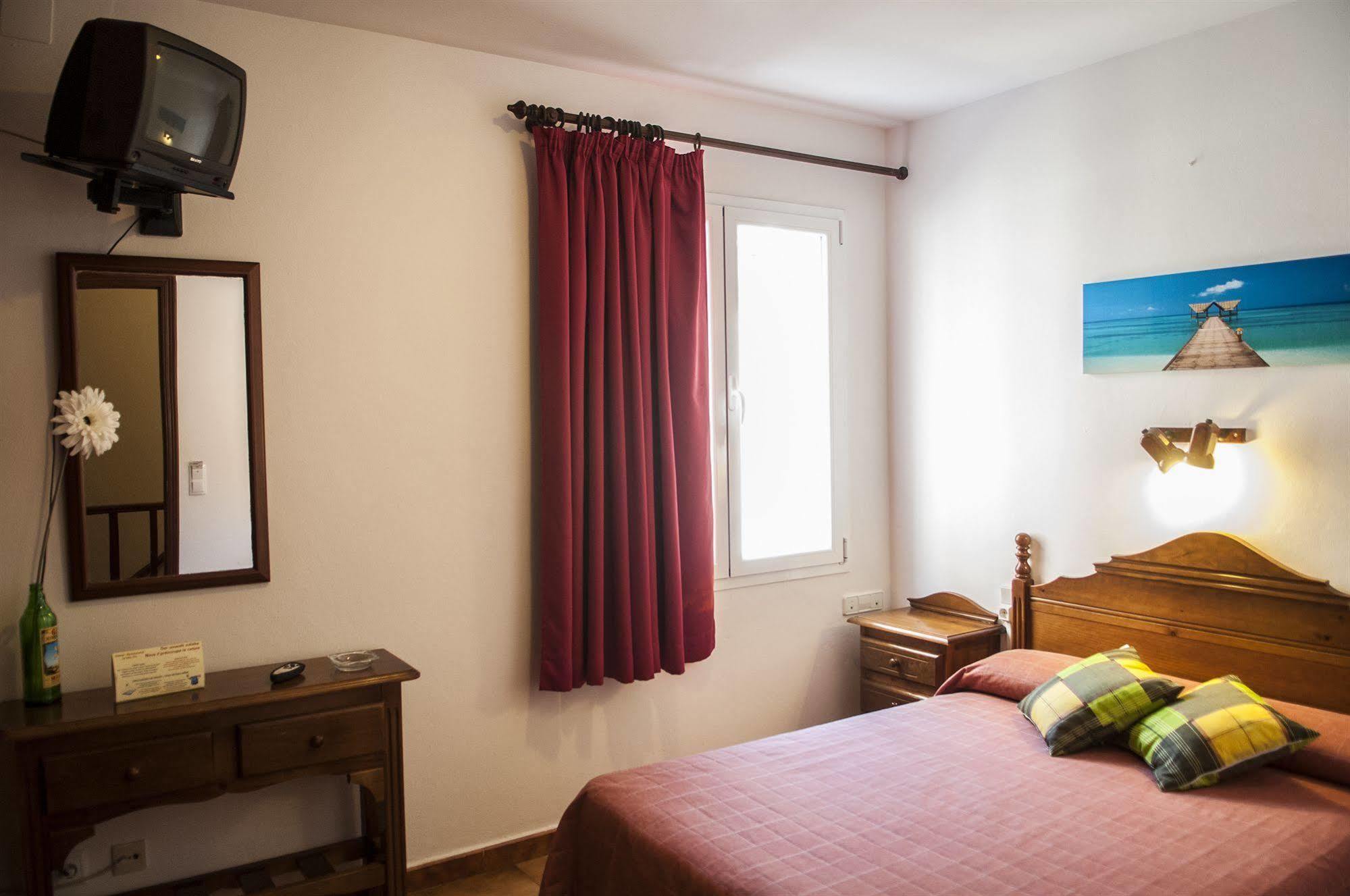 Hostal La Isla Mahon  Bagian luar foto