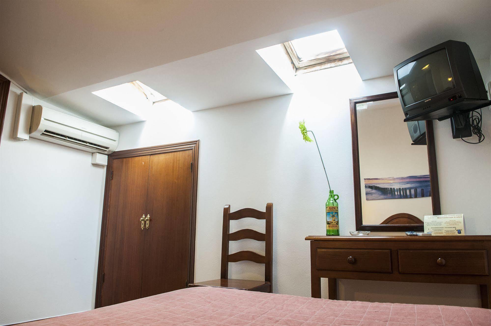 Hostal La Isla Mahon  Bagian luar foto